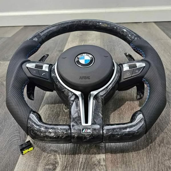 Volant BMW en fibre de carbone