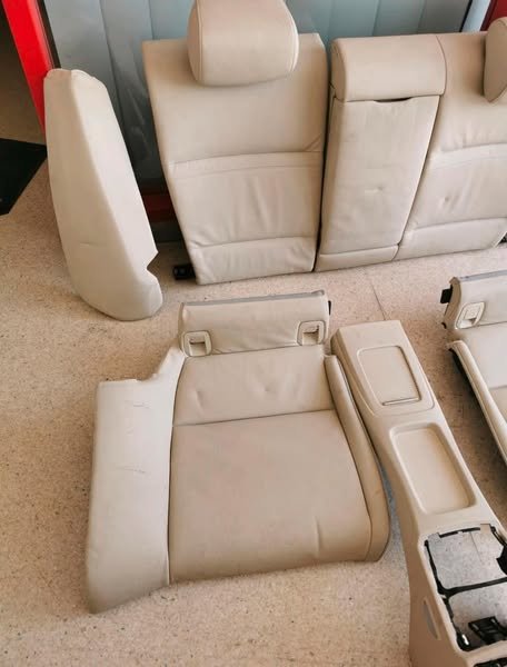 Sièges avant et arrière complets