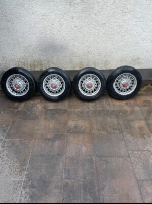 IMG_4290 Fiat 500/Bianchina/126 voiture vintage jantes alliage Borrani pneus rareté