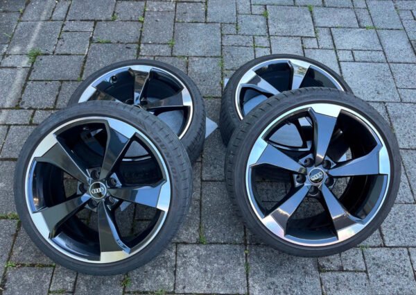 IMG_4701 jantes d'origine Audi 19 pouces RS3 8V pneus été roues été design 5 branches Rotor II noir 2x 8,5J x 19 pouces avec ET 53 (avant) 2x 8J x 19 pouces avec ET 49 (arrière) Pneus Premium : 4x Dunlop Sport Maax RT2 en 235/35/19 91Y Profil : 2x 7mm et 2x 5mm les 4 jantes en état absolument neuf aucun dommage au trottoir !! brille comme au premier jour pas d'opération par mauvais temp