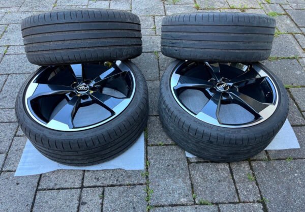 IMG_4703 jantes d'origine Audi 19 pouces RS3 8V pneus été roues été design 5 branches Rotor II noir 2x 8,5J x 19 pouces avec ET 53 (avant) 2x 8J x 19 pouces avec ET 49 (arrière) Pneus Premium : 4x Dunlop Sport Maax RT2 en 235/35/19 91Y Profil : 2x 7mm et 2x 5mm les 4 jantes en état absolument neuf aucun dommage au trottoir !! brille comme au premier jour pas d'opération par mauvais temp