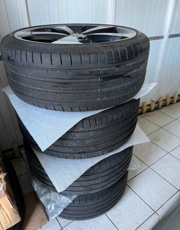 IMG_4704 jantes d'origine Audi 19 pouces RS3 8V pneus été roues été design 5 branches Rotor II noir 2x 8,5J x 19 pouces avec ET 53 (avant) 2x 8J x 19 pouces avec ET 49 (arrière) Pneus Premium : 4x Dunlop Sport Maax RT2 en 235/35/19 91Y Profil : 2x 7mm et 2x 5mm les 4 jantes en état absolument neuf aucun dommage au trottoir !! brille comme au premier jour pas d'opération par mauvais temp